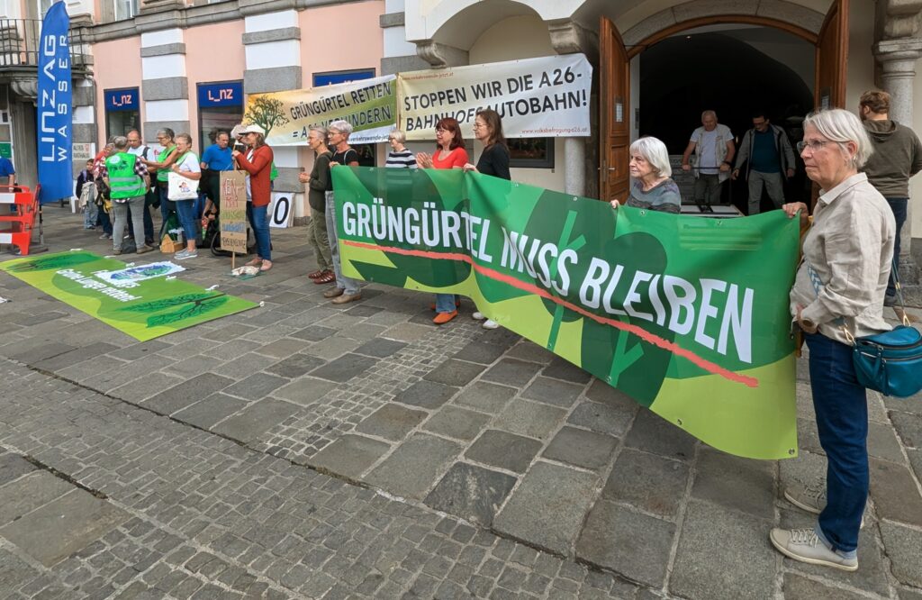 „Wir freuen uns unbändig, dass dieser Anschlag auf unseren wertvollen Grüngürtel und auf unsere Lebensqualität abgewehrt werden konnte und wir bedanken uns sehr herzlich bei den vielen Menschen, die uns so großartig unterstützt haben“