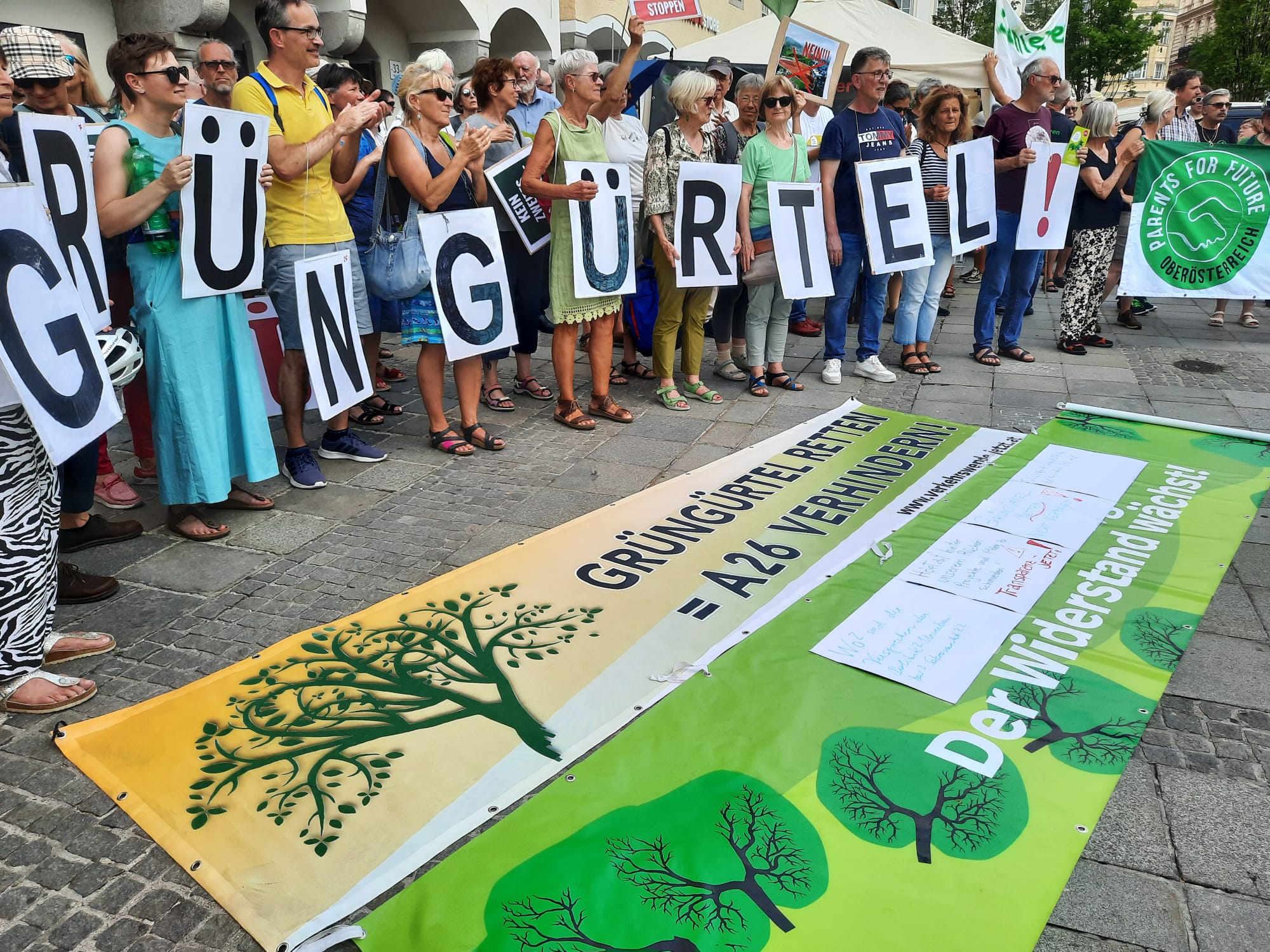 BürgerInnenInitative übergibt Unterschriftenlisten für den Erhalt des Linzer Grüngürtels